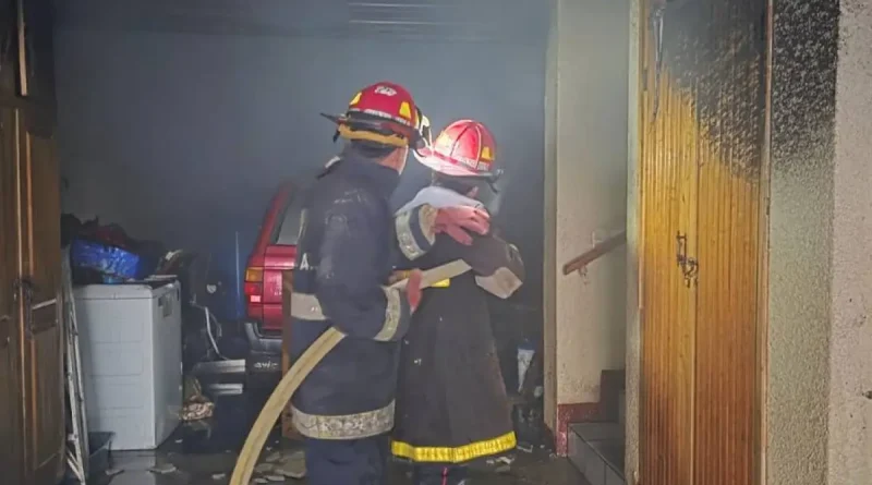 incendio quetzaltenango Un incendio estructural registrado en una vivienda de la Lotificación Las Conchitas, zona 2 de Coatepeque, Quetzaltenango, terminó con un final afortunado luego de que los cuerpos de socorro lograran rescatar con vida a seis integrantes de una misma familia que habían quedado atrapados en el segundo nivel del inmueble.