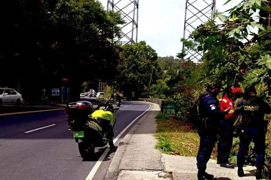 Hallan a una persona fallecida bajo el puente Belice, zona 5 1 muerte zona 5 Una persona fue encontrada sin vida la mañana de este lunes 24 de agosto en los alrededores de la calzada La Paz, bajo el puente Belice, zona 5 de la Ciudad de Guatemala. Las autoridades mantienen presencia en el sector mientras se determinan las circunstancias del hallazgo.