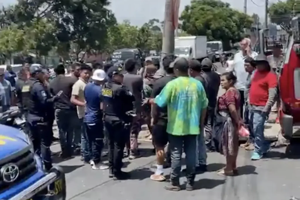 Retienen a robamotos y se salva de ser linchado en la zona 8 capitalina 1 roba motos Un hombre señalado por vecinos de intentar robar una motocicleta fue retenido por comerciantes y transeúntes en la calzada Atanasio Tzul y 34 calle de la zona 8 de la Ciudad de Guatemala.