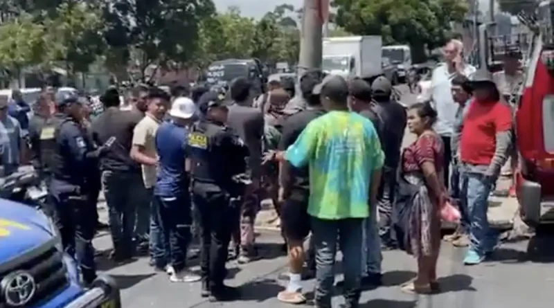 roba motos Un hombre señalado por vecinos de intentar robar una motocicleta fue retenido por comerciantes y transeúntes en la calzada Atanasio Tzul y 34 calle de la zona 8 de la Ciudad de Guatemala.