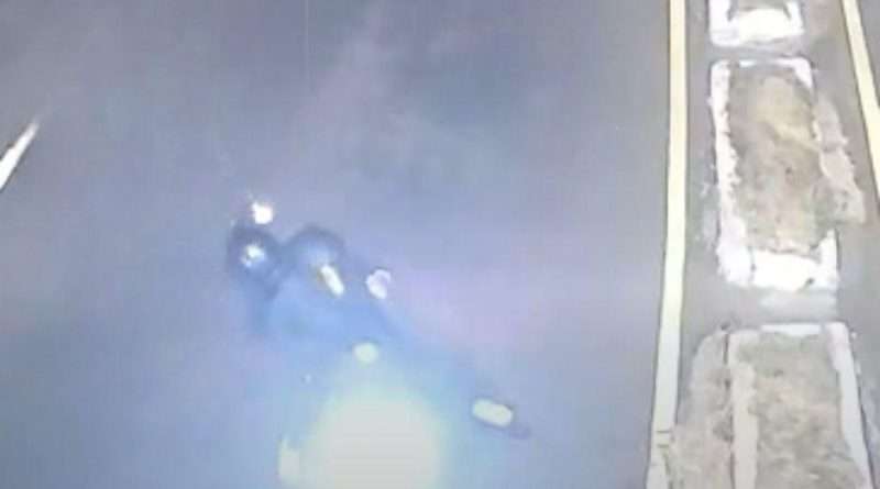 victoma Dos presuntos asaltantes murieron luego de intentar robar a un motorista en el kilómetro 38 de la ruta al Pacífico, en el ingreso a la autopista Palín-Escuintla. El hecho ocurrió durante la madrugada de este martes 25 de agosto y quedó registrado parcialmente por cámaras de seguridad.
