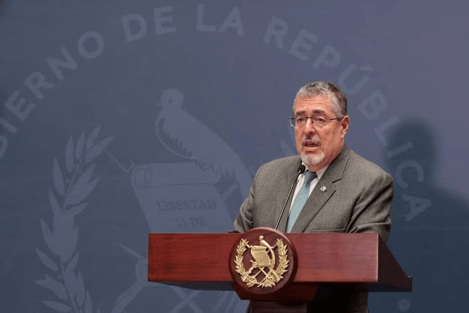Vergüenza nacional: Arévalo queda último entre presidentes latinoamericanos 1 Bernarco Arévalo el peor presidente de Guatemala