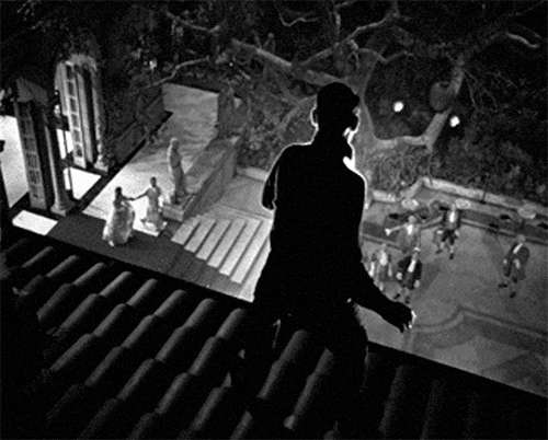 Pie de Lana: la ESCALOFRIANTE leyenda del ladrón fantasma que aterrorizó a la Antigua Guatemala 2 Pie de Lana 2 Hay historias que se cuentan en voz baja, casi como advertencia. Una de ellas es la de Pie de Lana, el bandido que durante años sembró el terror entre las familias adineradas de la capital guatemalteca tras el traslado de la ciudad al Valle de la Ermita en 1776. No era un ladrón cualquiera. Era una sombra que no dejaba rastro, una presencia que se colaba en los sueños de quienes dormían sin sospechar que, esa misma noche, algo los estaba observando desde el tejado.