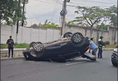 Vehículo vuelca en San Cristóbal y complica el tránsito en Mixco accidente San Cristobal
