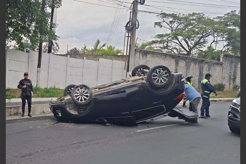 Vehículo vuelca en San Cristóbal y complica el tránsito en Mixco 1 accidente San Cristobal