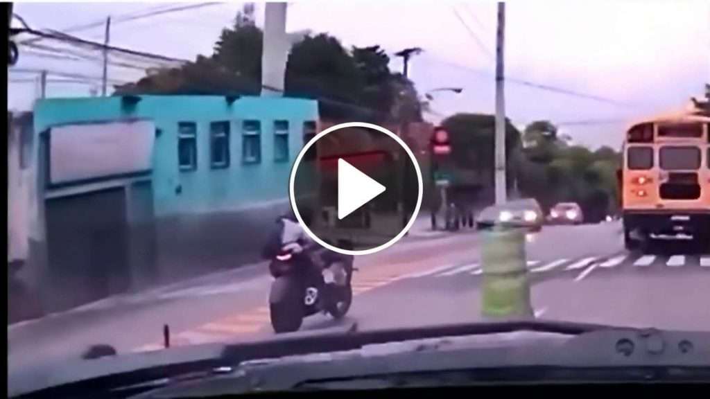 Aparatoso choque queda grabado en video en un sector de la zona 18 1 accidente aparatosdo choque