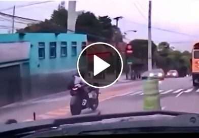 Aparatoso choque queda grabado en video en un sector de la zona 18 accidente aparatosdo choque