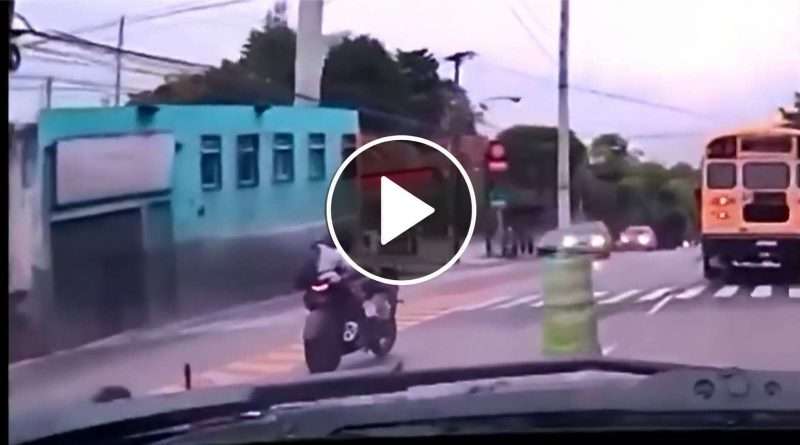 Aparatoso choque queda grabado en video en un sector de la zona 18 accidente aparatosdo choque