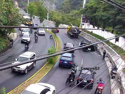 Vehículo vuelca en San Cristóbal y complica el tránsito en Mixco 2 accidente Un accidente de tránsito ocurrido en el bulevar Villa Deportiva, zona 8 de Mixco, San Cristóbal, provocó complicaciones en la circulación vehicular durante este viernes.